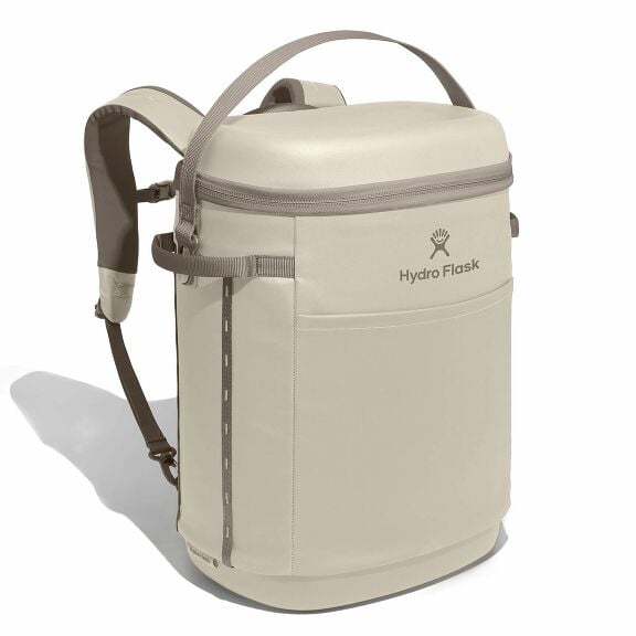 carryouttm-backpack-22-l-y1 18pco114-carryout-backpack-22l-oat-angled_1.jpg
