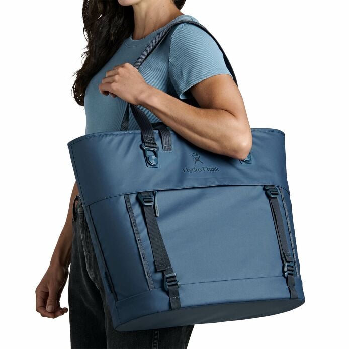carryouttm-soft-cooler-tote-30-l-n3 250815_hydro_s26_hb_14614_2.jpg