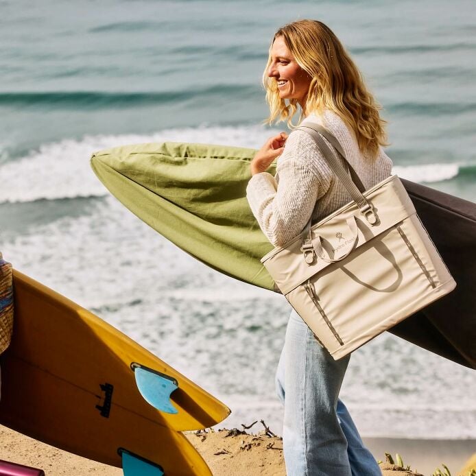 carryouttm-soft-cooler-tote-20-l-s7 hf_carryout_bouwer_d1_l1_torrey_pines_lifestyle_1142_1_1.jpg
