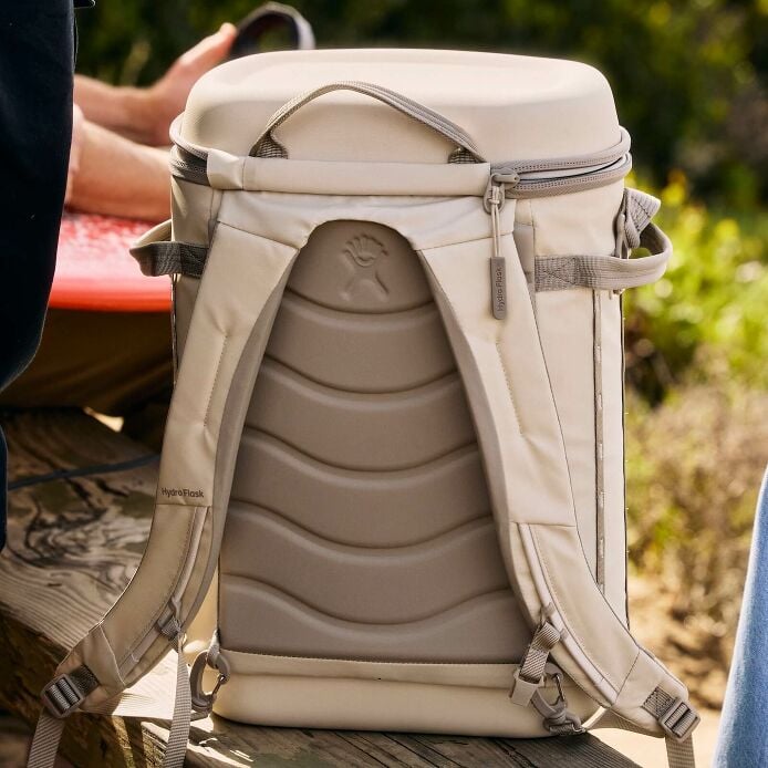 carryouttm-backpack-22-l-y1 hf_carryout_bouwer_d1_l1_torrey_pines_lifestyle_1841_3.jpg