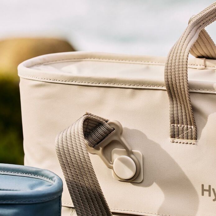 carryouttm-soft-cooler-tote-10-l-r5 hf_carryout_bouwer_d1_l1_torrey_pines_still_life_0123_4.jpg