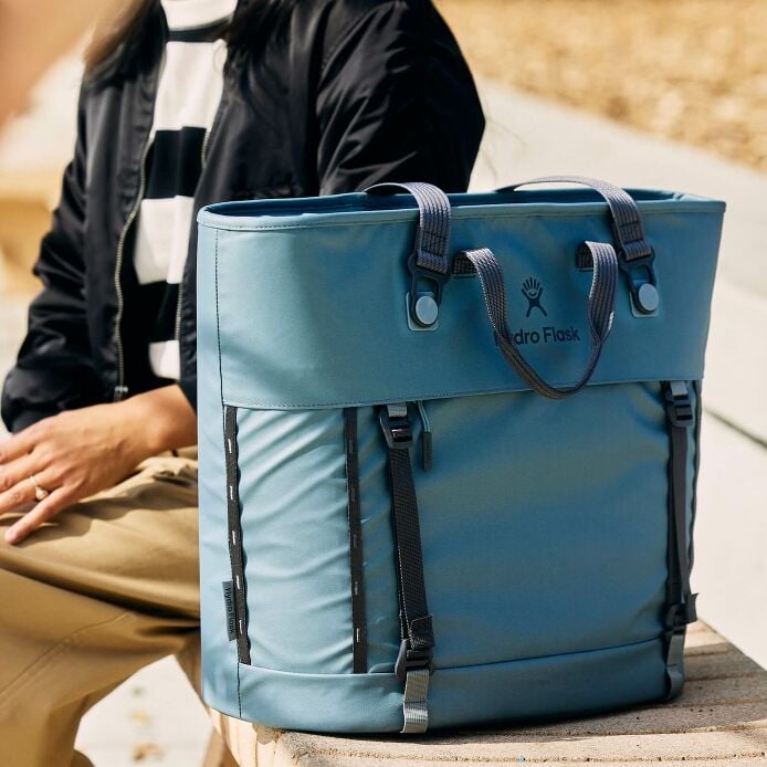 carryouttm-soft-cooler-tote-30-l-n3 hf_carryout_bouwer_d2_l2_parking_soccer_1930_1_1.jpg