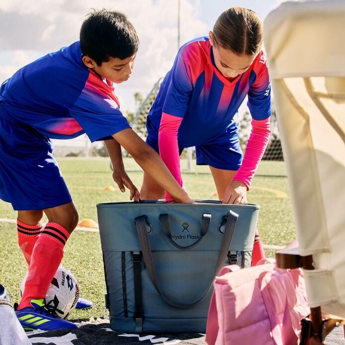 carryouttm-soft-cooler-tote-30-l-n3 hf_carryout_bouwer_d2_l2_parking_soccer_2454_1_1.jpg