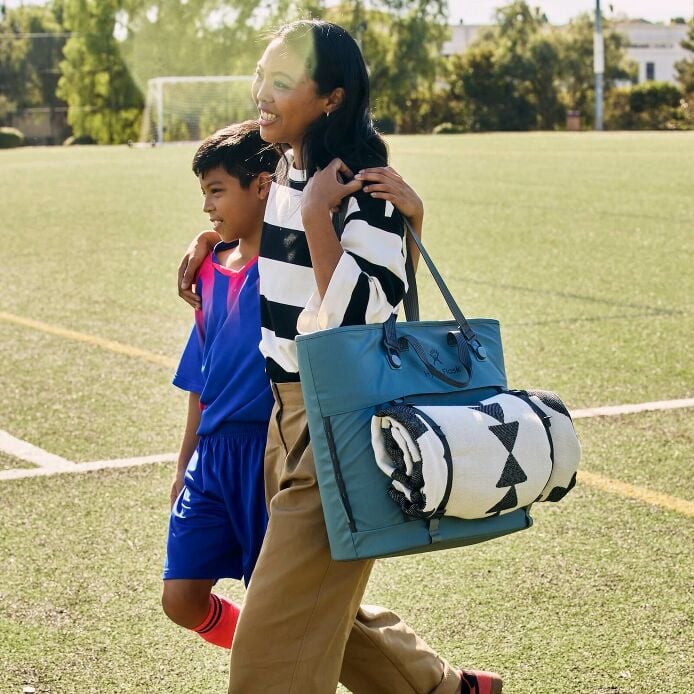 carryouttm-soft-cooler-tote-30-l-n3 hf_carryout_bouwer_d2_l2_parking_soccer_3406_1_1.jpg